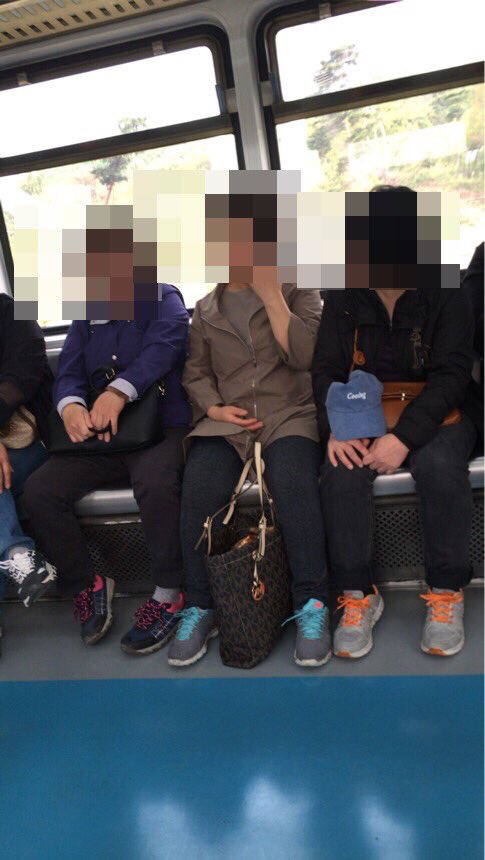 지인 자리 맡아주는 훈훈한 장면 | 인스티즈