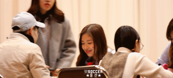 사인회 때 팬이 준 맥주에 기뻐하는 빛채경.gif | 인스티즈