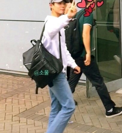 박보검 만다리나덕 가방.JPG | 인스티즈