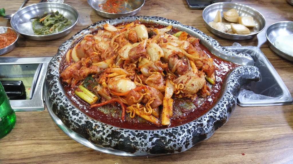 통돼지두루치기 이미지