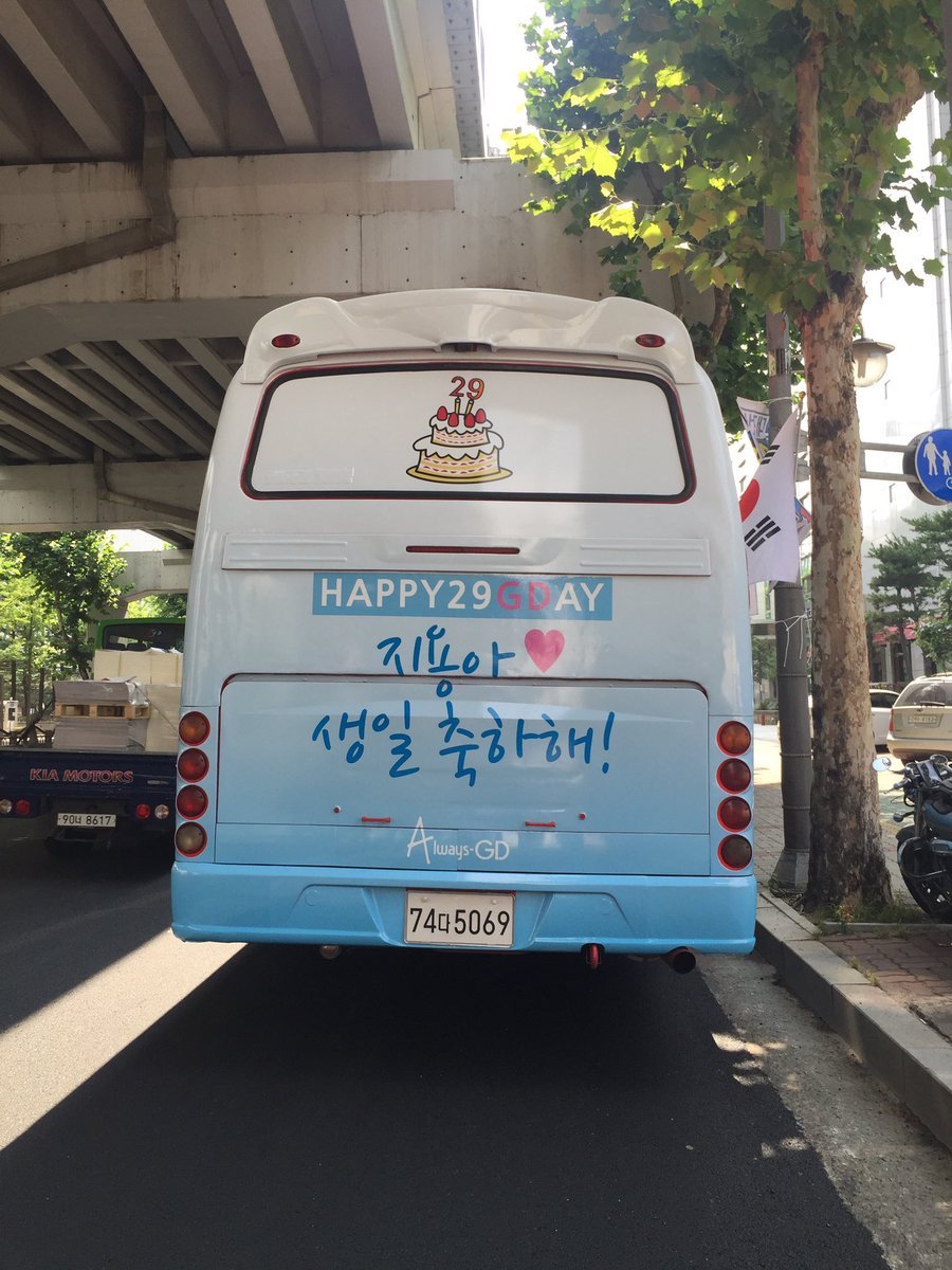지드래곤이 받은 어마어마한 선물들과 지드래곤 반응.jpg | 인스티즈