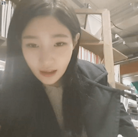 현시각 도서관 놀러온 정채연.gif | 인스티즈