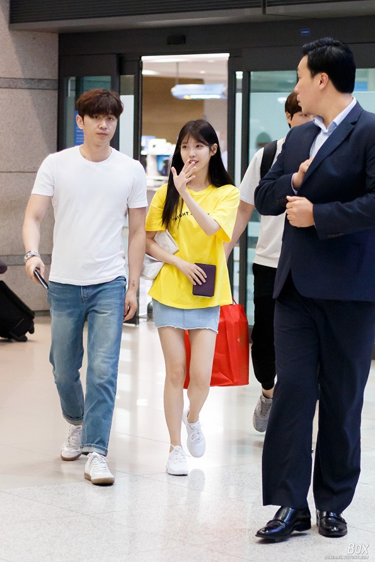 노랑 노랑한 아이유 인천공항 입국사진. png | 인스티즈