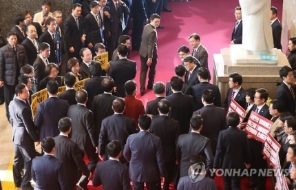 오늘자 국회 방문한 박근혜 | 인스티즈