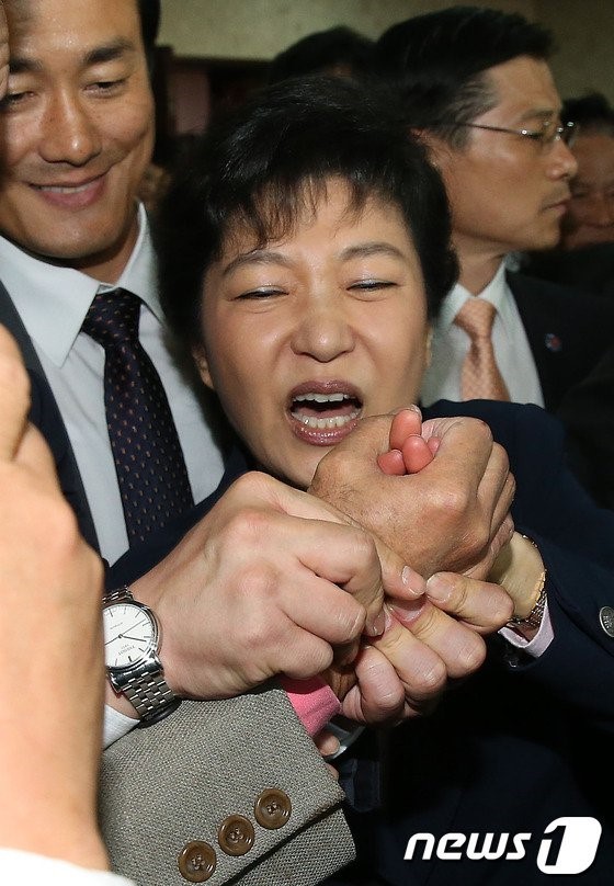 문재인에게 닥친 첫번째 시련 | 인스티즈