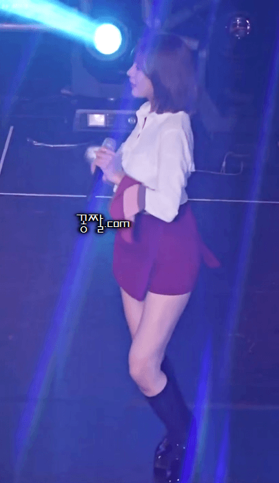 상의가 짧은 하영이.gif | 인스티즈