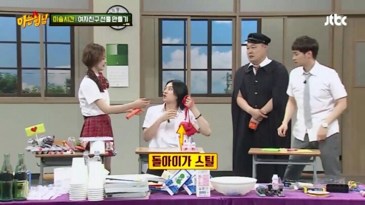 [아는형님] 김희철을 능가하는 돌아이 민경훈의 선물 | 인스티즈