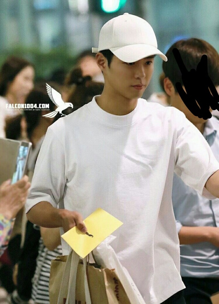 공항서 팬 핸드폰 주워주는 박보검 | 인스티즈