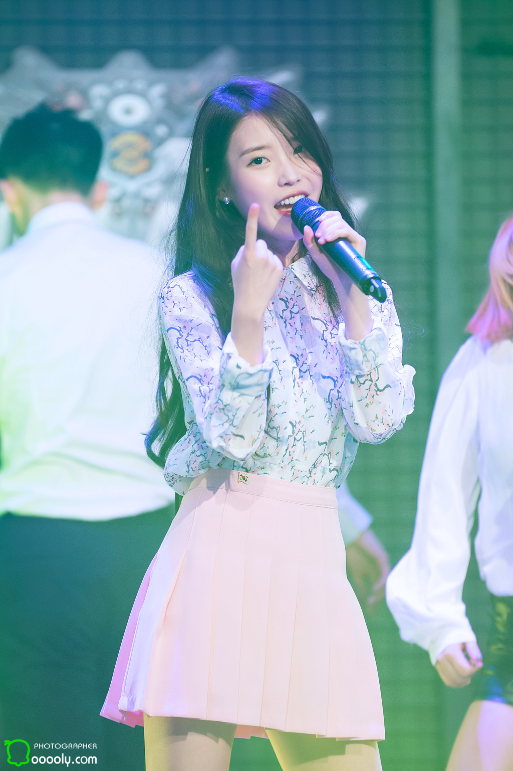 [16.03.01] 서든어택 챔스리그 결승전 축하공연 아이유 직찍.jpg | 인스티즈