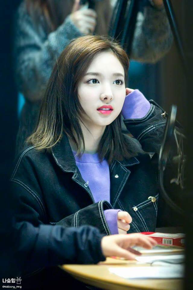 나를 쳐다보는 나연이 | 인스티즈