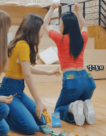 휘인 궁디팡팡하는 용선이 | 인스티즈