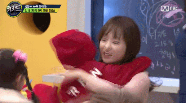 방송 중에 기습키스 당하는 박보영.gif | 인스티즈