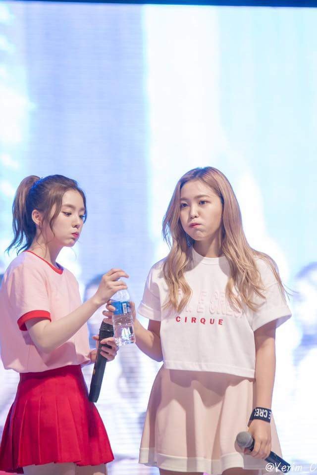 레드벨벳 멤버별 물 마시는 모습.jpg | 인스티즈