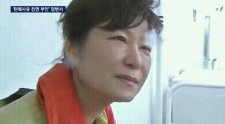 침몰한 세월호를 바라보는 박근혜 | 인스티즈