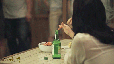소주 마시는 문채원.gif | 인스티즈