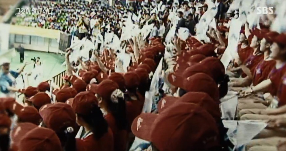 [그알] 한국에 온 북한 응원단이 갑자기 돌발행동을 한 이유.jpg | 인스티즈