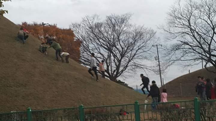 왕릉 올라가는 관광객 | 인스티즈