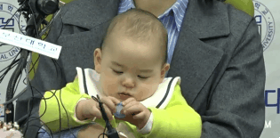 전세계에서 핫한 스타 BBC 방송사고 가족 공식 기자회견 짤.GIF | 인스티즈