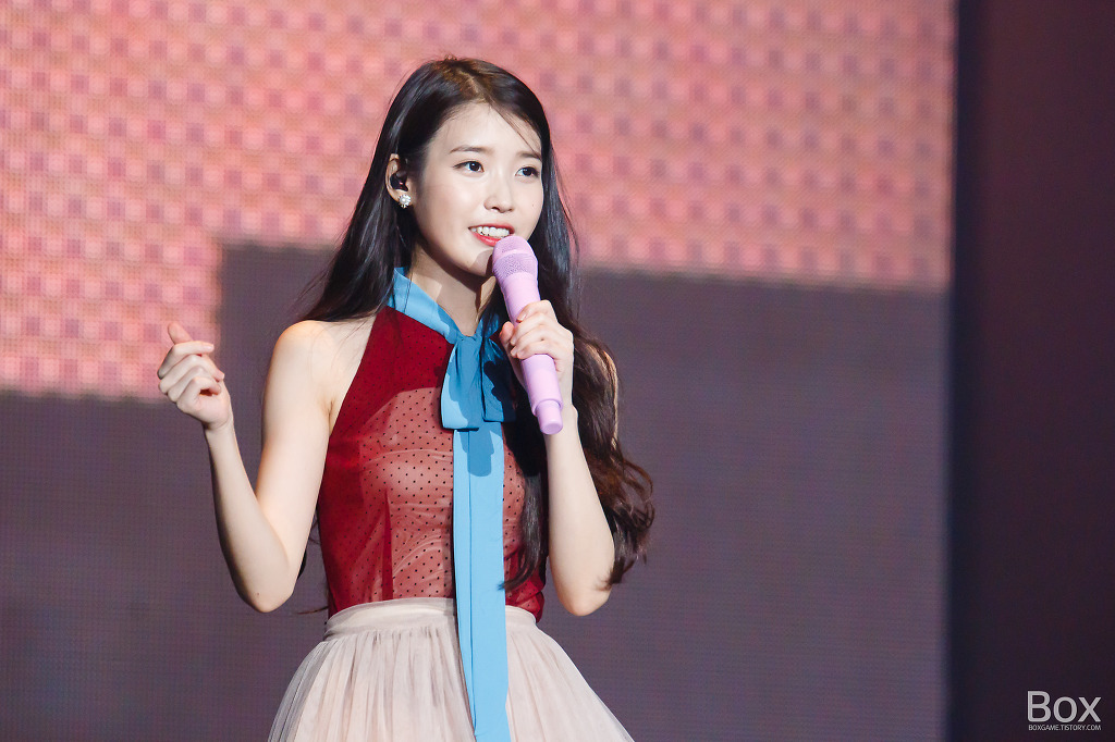 [15.11.22] 아이유 쳇셔 서울콘서트 둘째날 포토타임.jpgif | 인스티즈