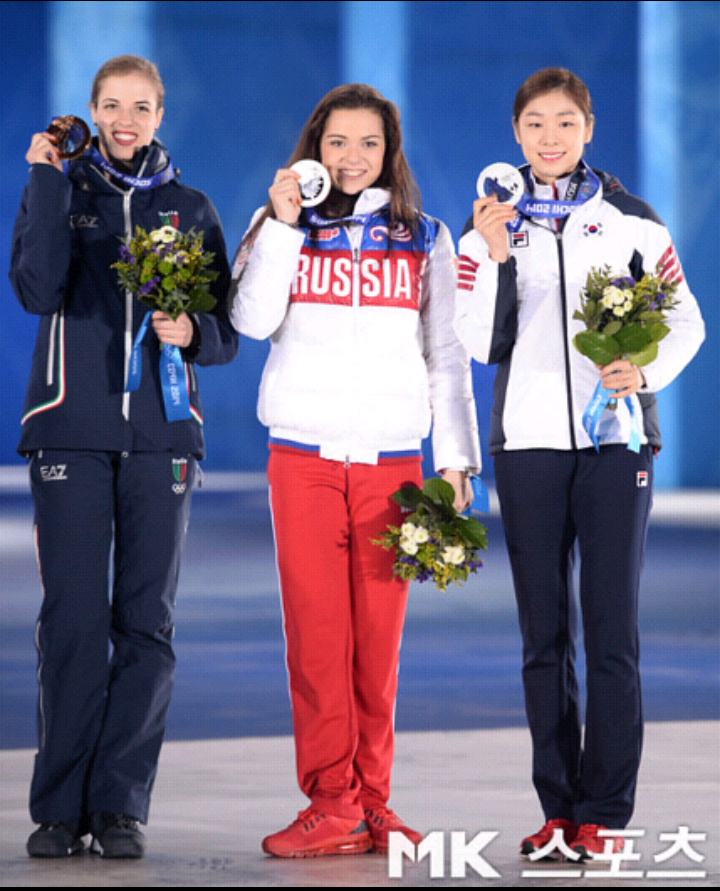 다시봐도 신기한 김연아 은메달 키스.gif | 인스티즈