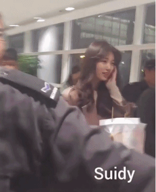 팬이 우연히 공항에 만나서 찍힌 수지 | 인스티즈