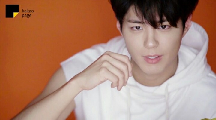 자기가 찍은 광고 사진 가져가는 박보검.gif | 인스티즈