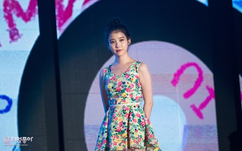 꽃무늬 원피스 입은 아이유.jpg | 인스티즈