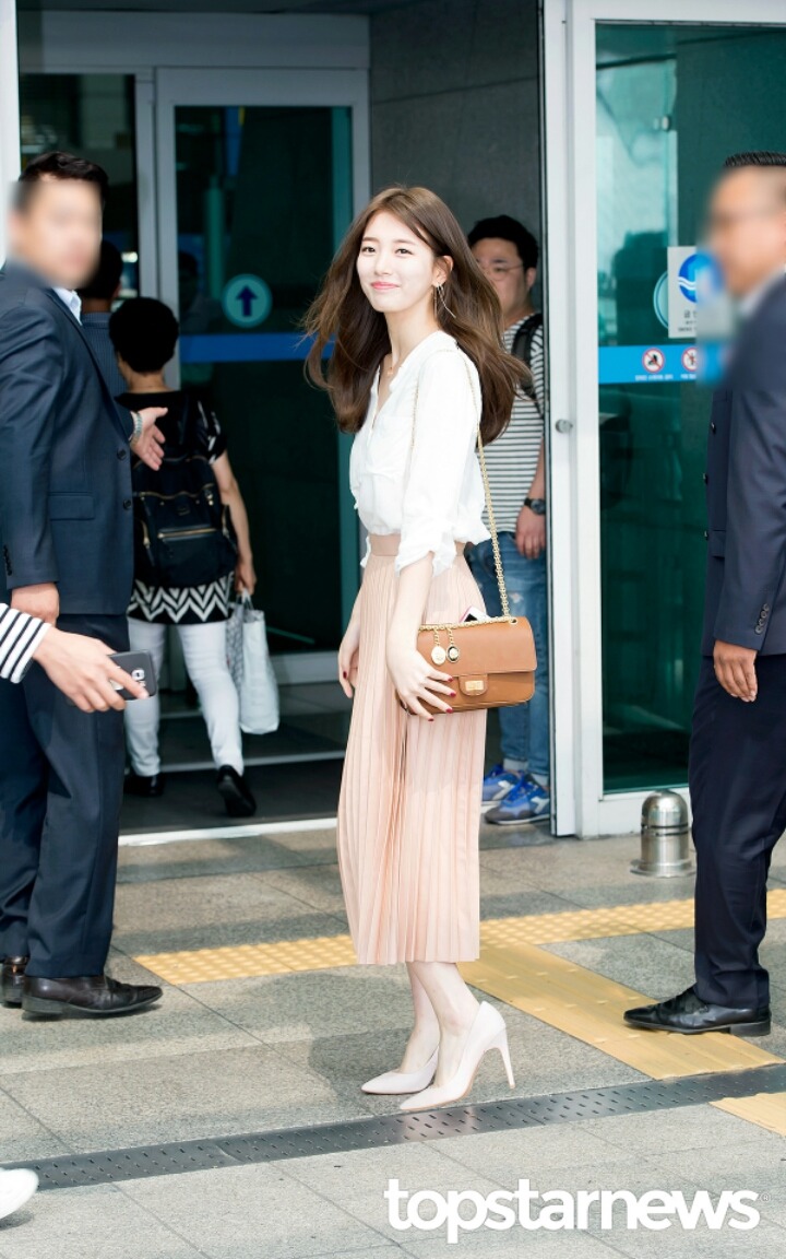 기자에게 인사하는 수지 | 인스티즈