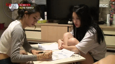 로또 긁는 혜리.gif | 인스티즈