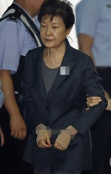법정으로 향하는 박근혜 | 인스티즈