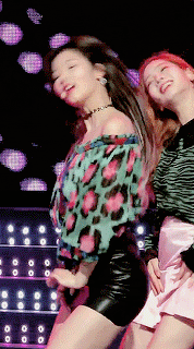 오프숄더&미니스커트 입은 사나.gif | 인스티즈