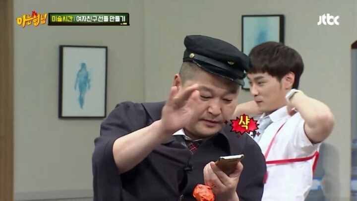 [아는형님] 김희철을 능가하는 돌아이 민경훈의 선물 | 인스티즈