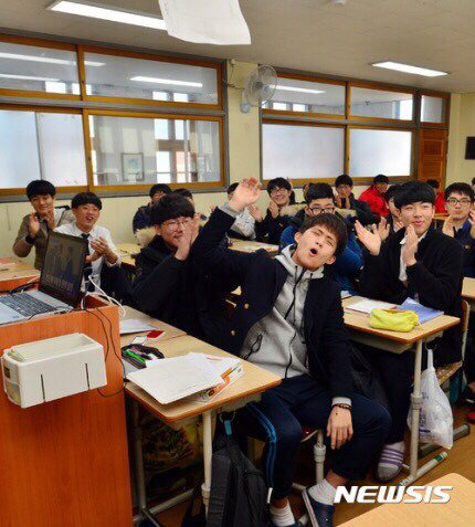 오늘자 교실에서 탄핵심판 보는 학생들 | 인스티즈