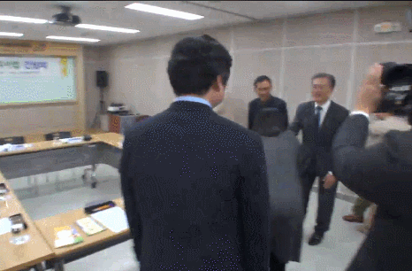 오늘자 문재인.GIF | 인스티즈