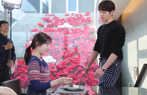 키스씬 연습하는 수지.gif | 인스티즈