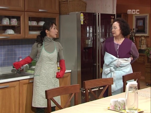 [거침없이하이킥] 가사도우미한테 미안해서 일을 못시키는 문희ㅠㅠ.jpg | 인스티즈