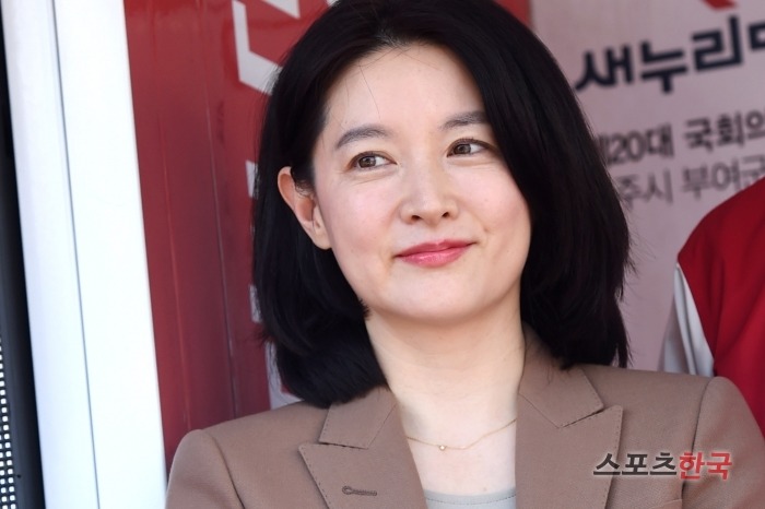 오늘자 새누리당 정진석 후보 지원유세하는 이영애.jpg | 인스티즈