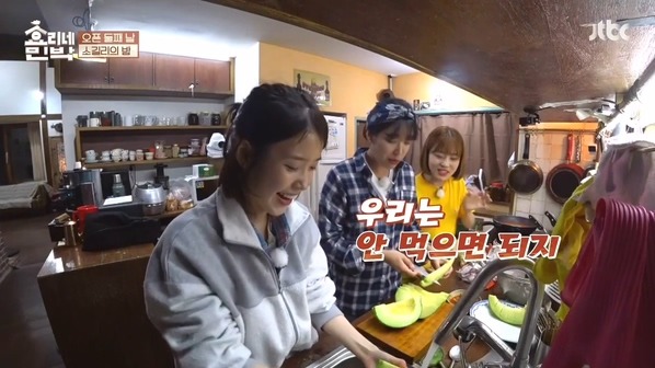 [효리네민박] 동갑내기 친구들을 만난 아이유 .jpg | 인스티즈