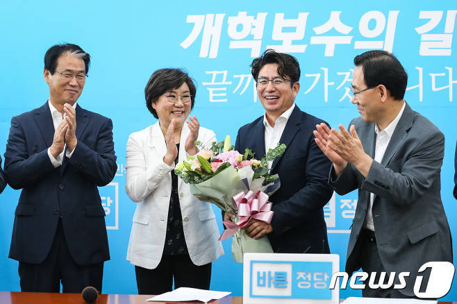 각 정당의 인재영입 1호 | 인스티즈
