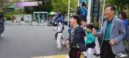 문재인 선거유세 차량에 난입한 초등학생들.. | 인스티즈