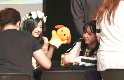 나연이 눈도 제대로 못마주치던 쯔위의 현재.gif | 인스티즈