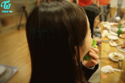[트와이스] 찹쌀떡을 볼에 붙이고 다니는 다현이 | 인스티즈