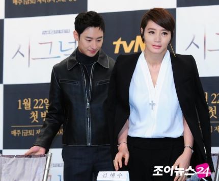 [시그널] 실제로 금이야 옥이야 여왕님 모시듯 김혜수를 대하는 이제훈 | 인스티즈