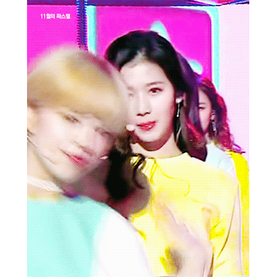 [트와이스] 잠깐 지나치는 순간인데 미친눈빛+표정 사나...ㄷㄷㄷ | 인스티즈