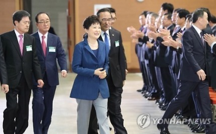 오늘자 웃는 박ㄹ혜 대통령 | 인스티즈