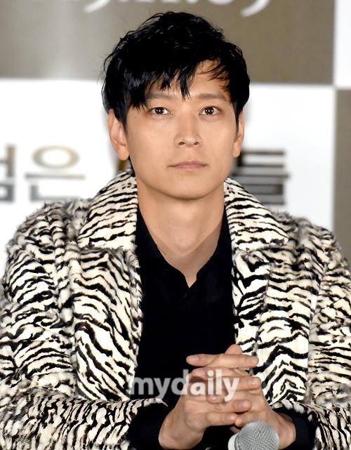 오늘자 검은사제들 언론시사회 강동원.jpg | 인스티즈