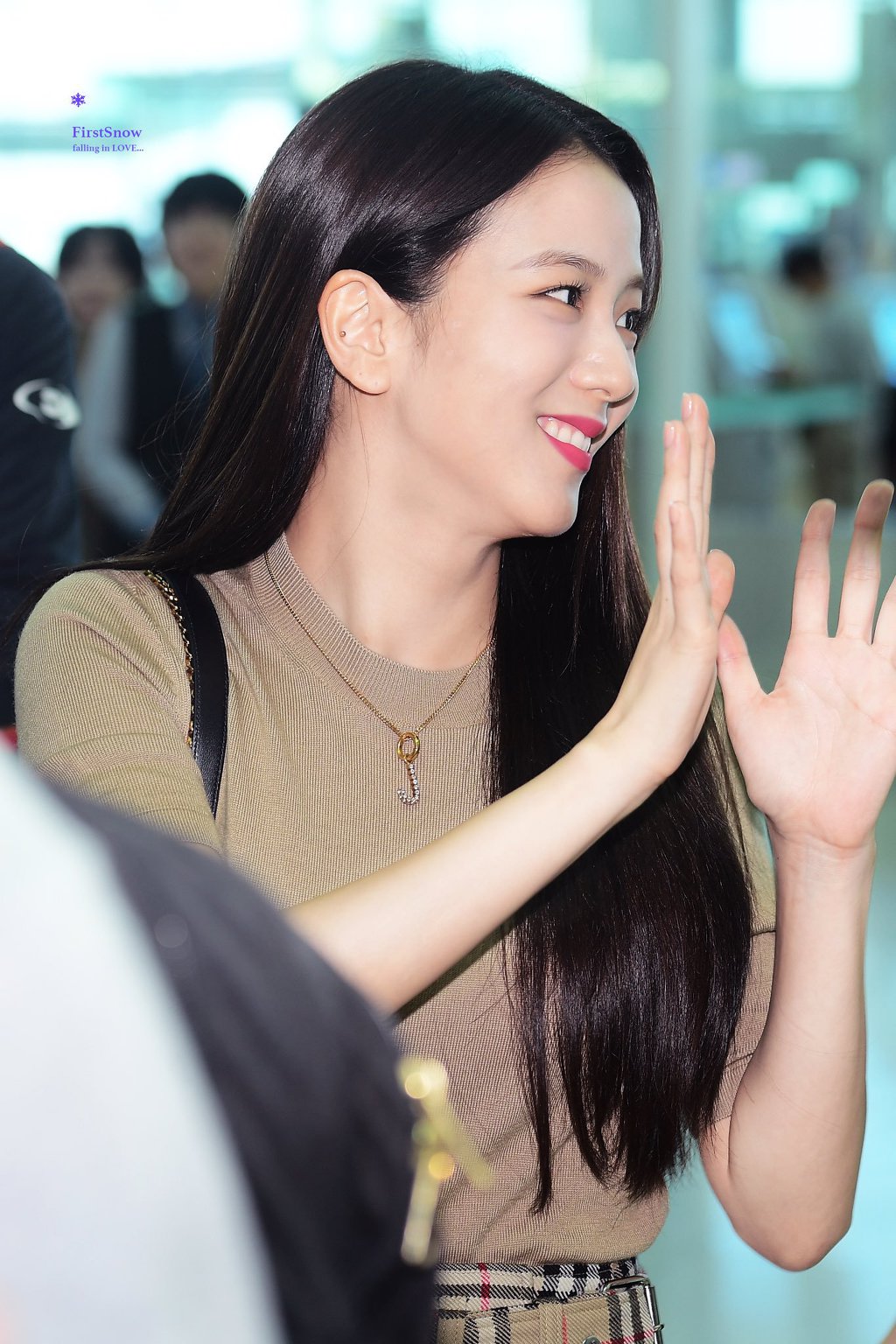 런던패션위크 참석하러 출국한 블랙핑크 지수.jpgif | 인스티즈