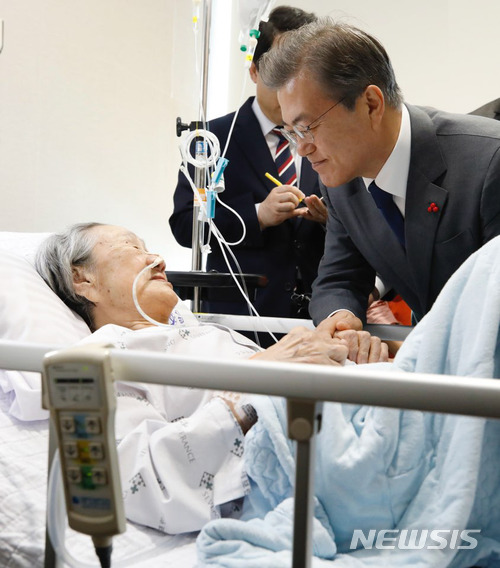 문재인 대통령과 김복동 할머니.jpg | 인스티즈