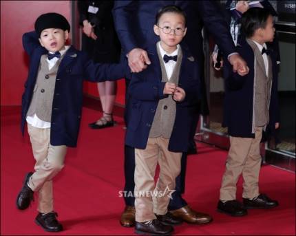 부산국제영화제 레드카펫 송일국+삼둥이.jpg | 인스티즈