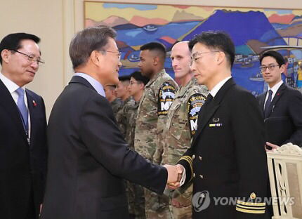 文대통령,이국종교수 포함 JSA 한미 장병들 초청 격려 | 인스티즈